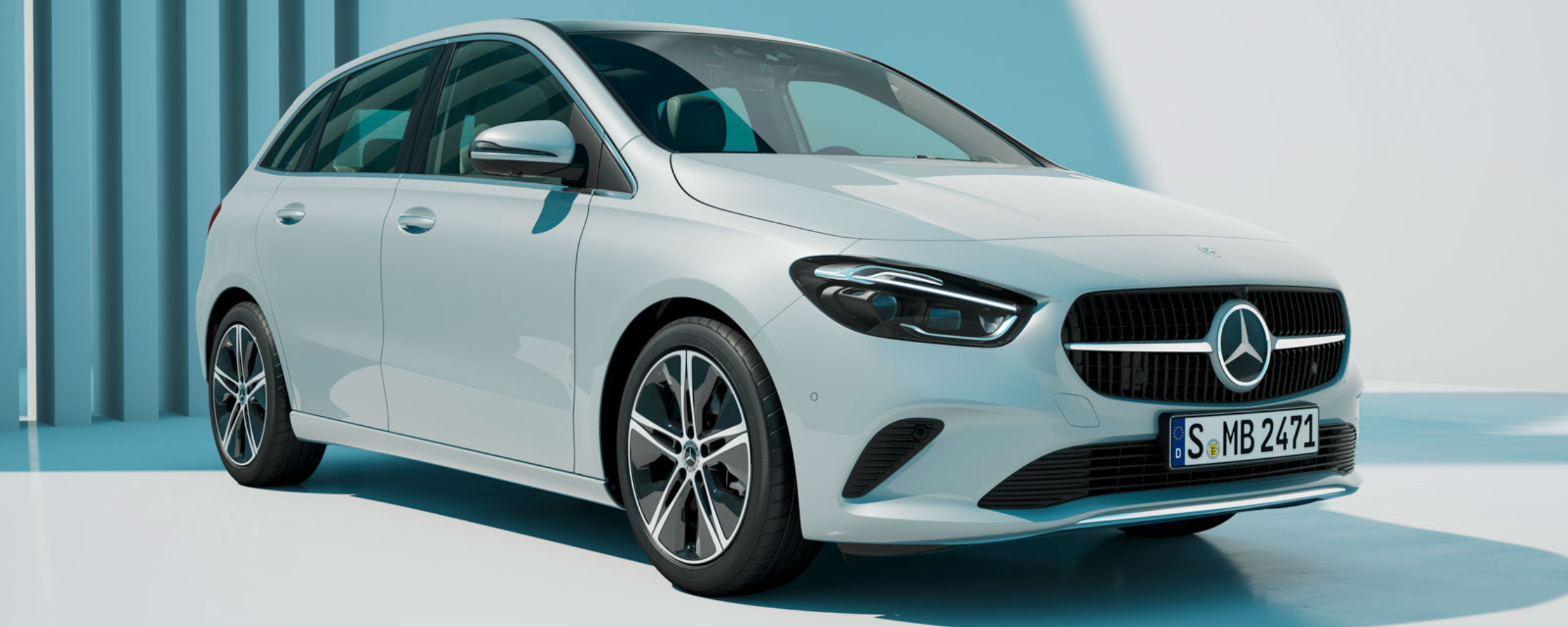 Mercedes CLA blanco vista lateral con motor Renault eficiente