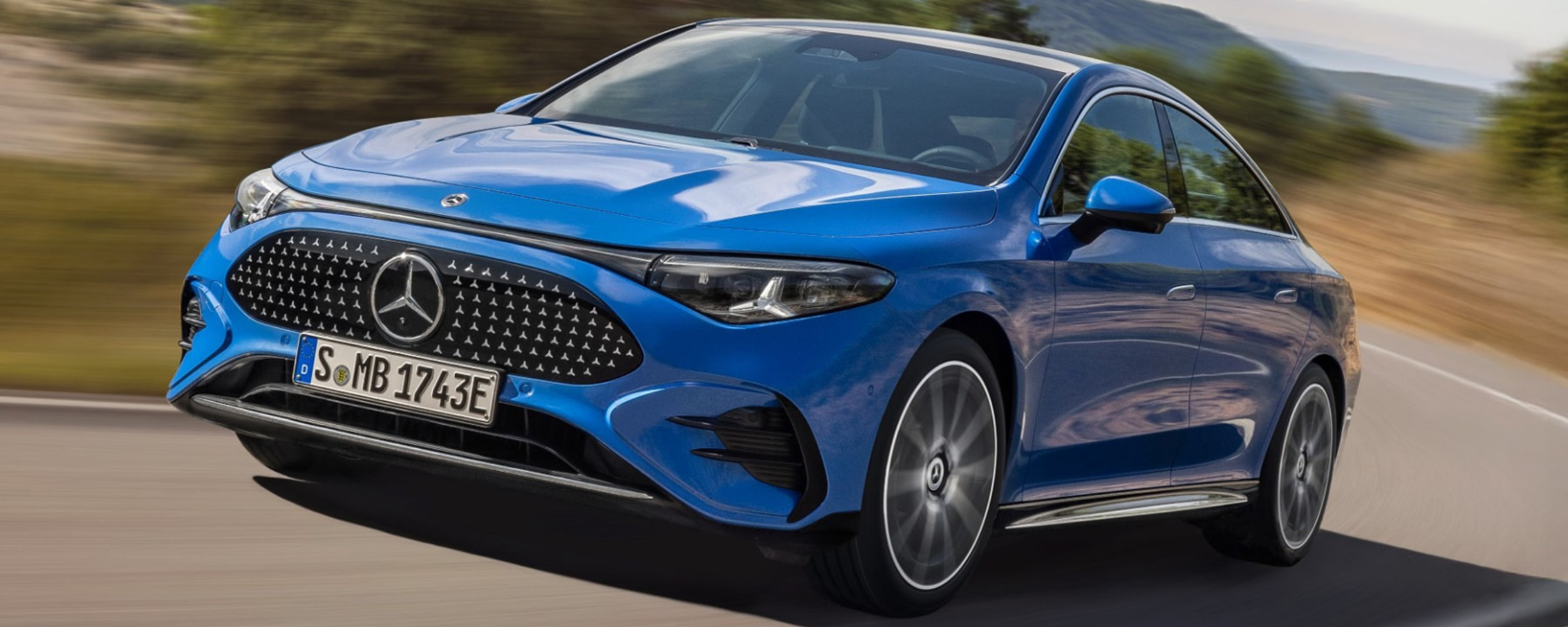 Mercedes GLA azul eléctrico en carretera con motor Renault