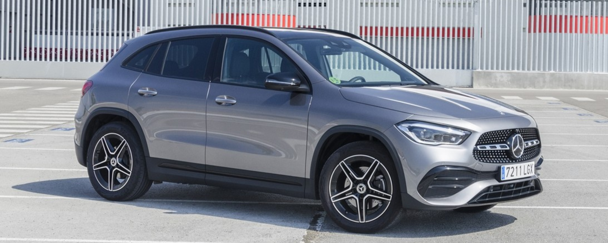Mercedes GLB gris aparcado en garaje, SUV compacto de siete plazas premium