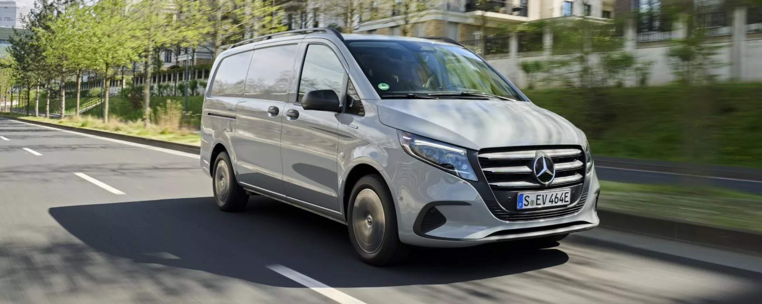 Mercedes Citan blanco circulando por una calle urbana con árboles