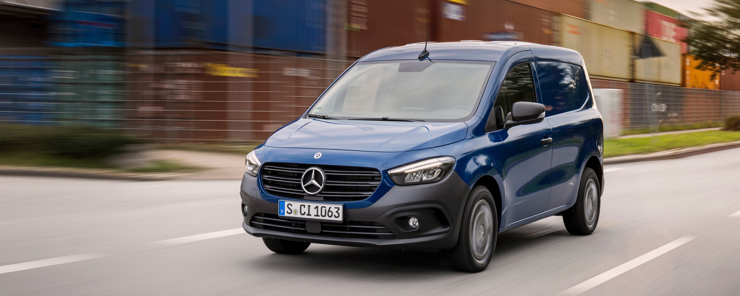 Mercedes Citan compacta azul en circulación urbana con motor Renault