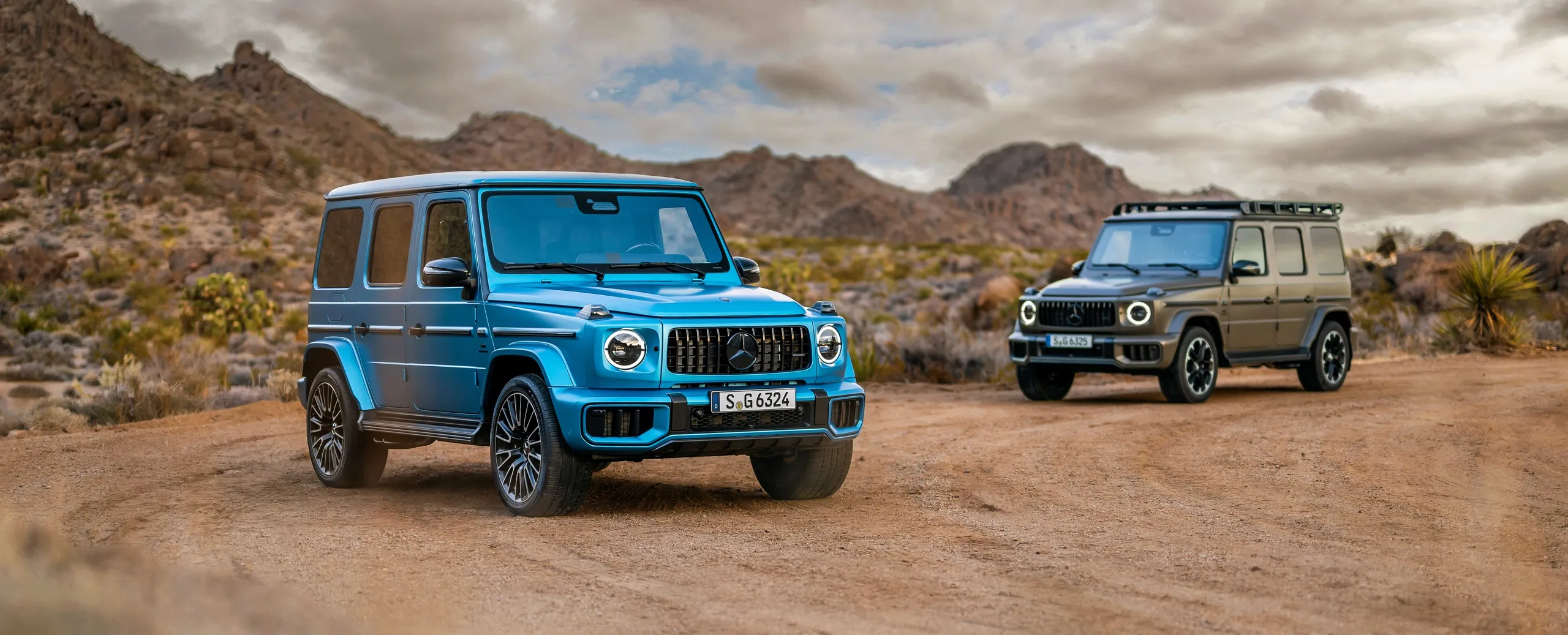 Mercedes-Benz G-Class azul y beige en el desierto, legendarios todoterrenos de ocasión