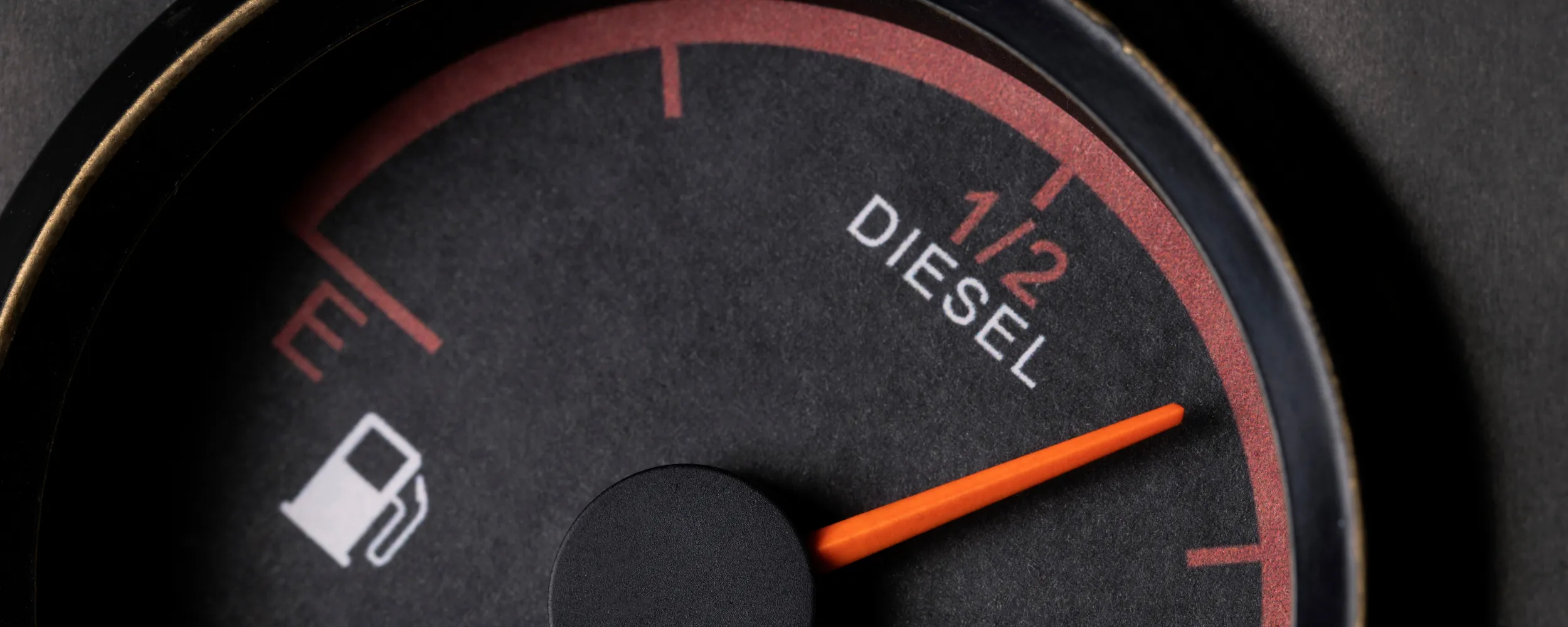 Indicador de combustible diesel de un coche con aguja en nivel medio