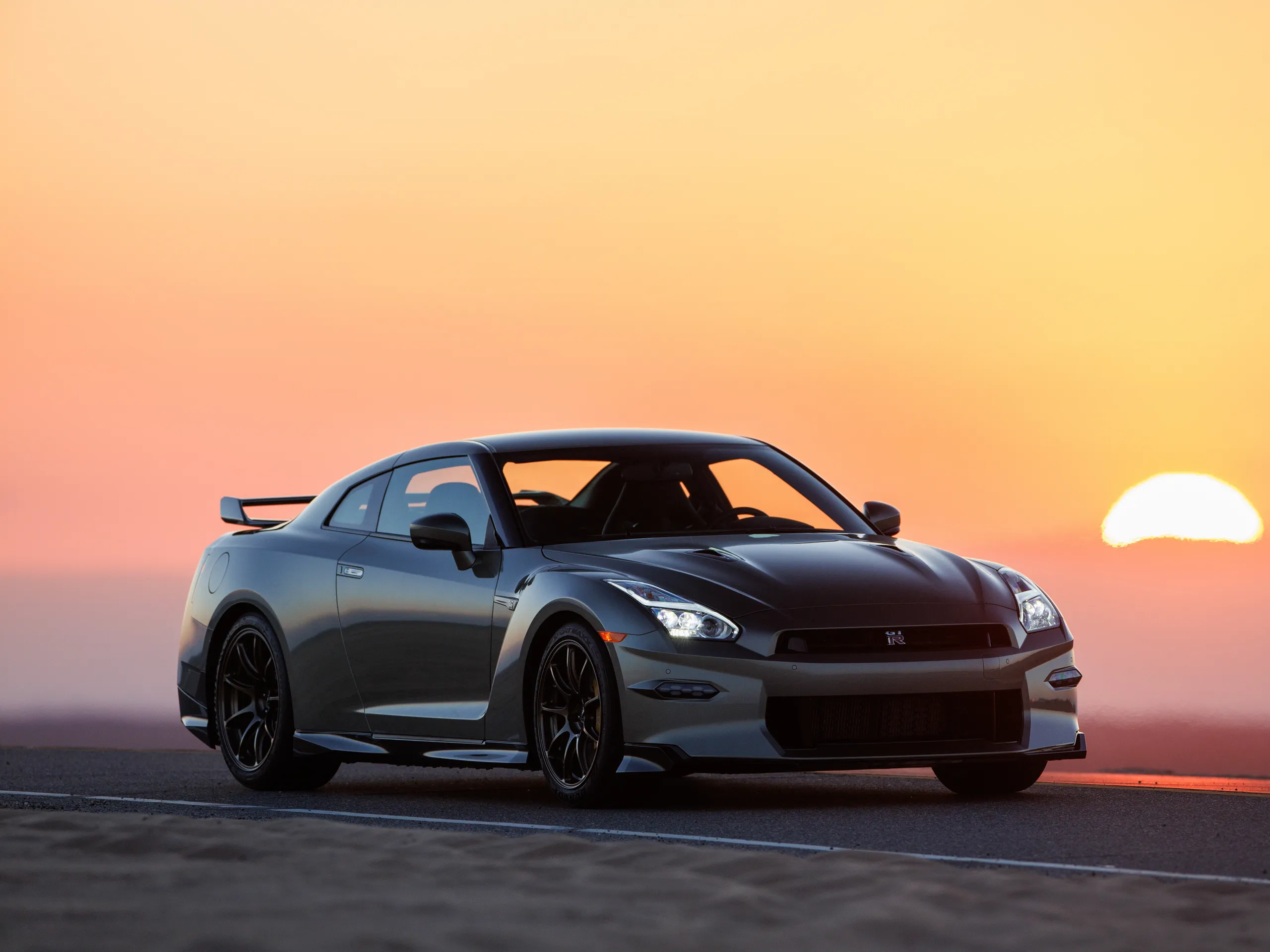 Nissan GT-R R35 plateado en atardecer, símbolo del final de una legendaria era