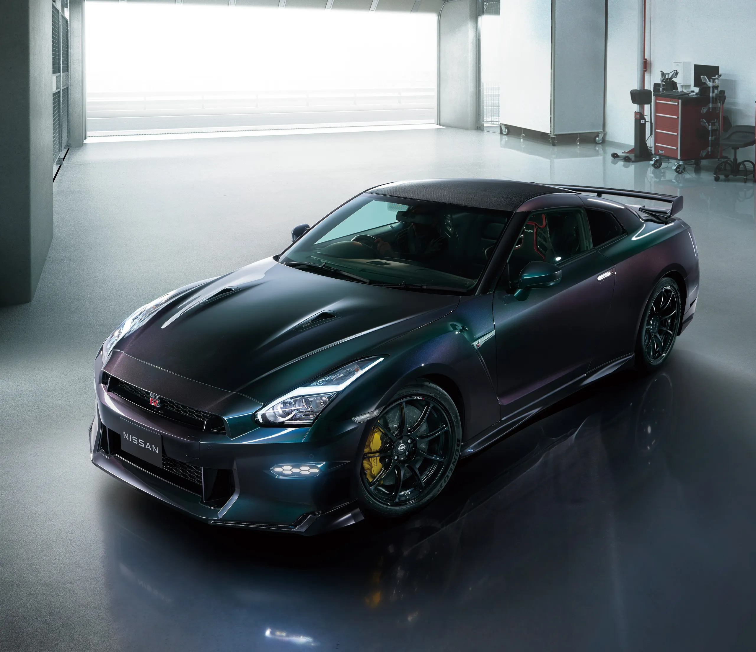 Nissan GT-R R35 en color azul oscuro en un garaje industrial moderno