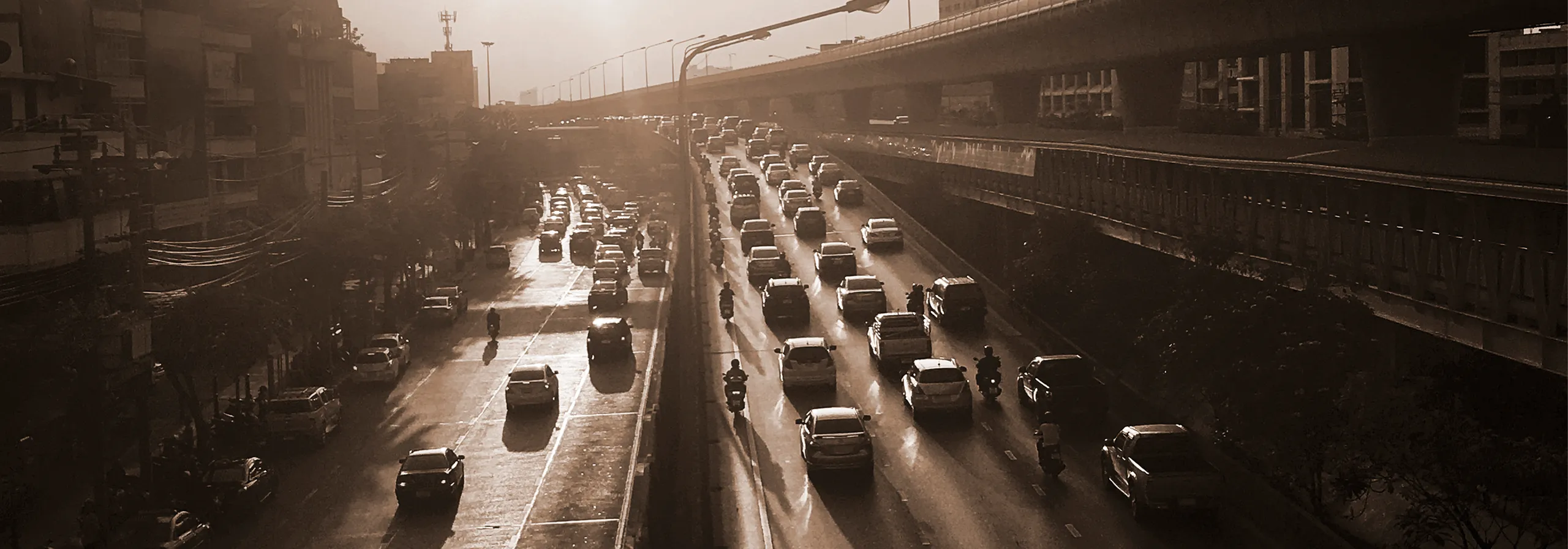 Atasco en la autopista durante la Operación Salida con múltiples vehículos