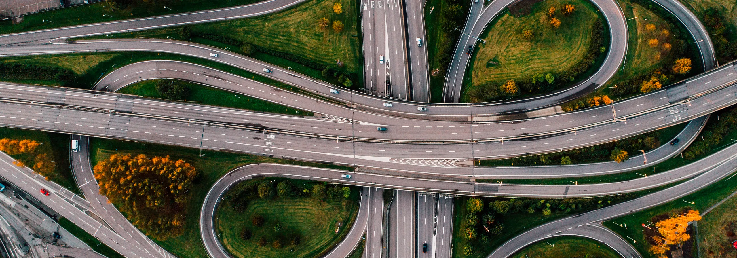 Vista aérea de una autopista con múltiples carriles y salidas durante la operación
