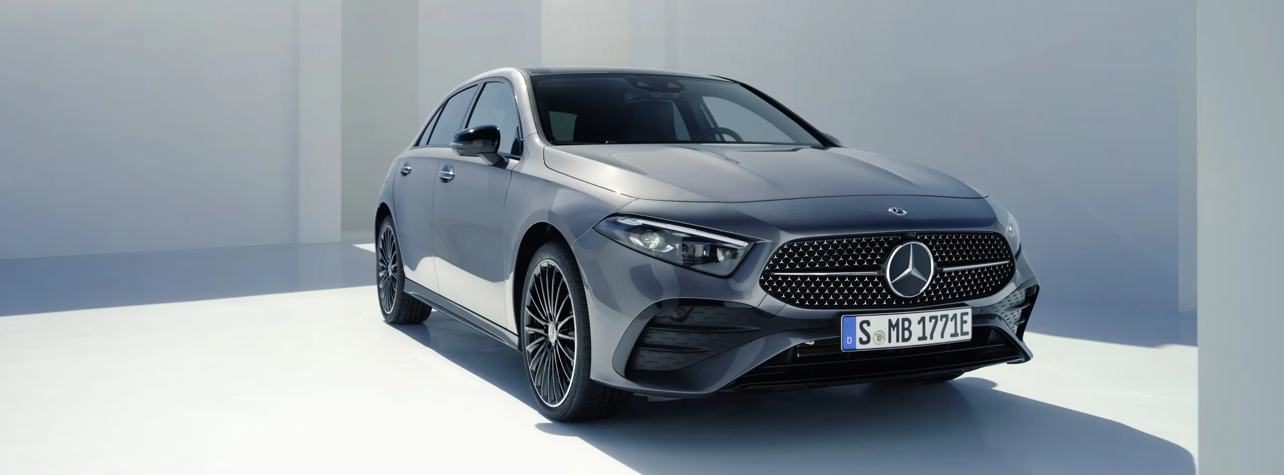 Mercedes-Benz compacto gasolina gris en entorno urbano moderno