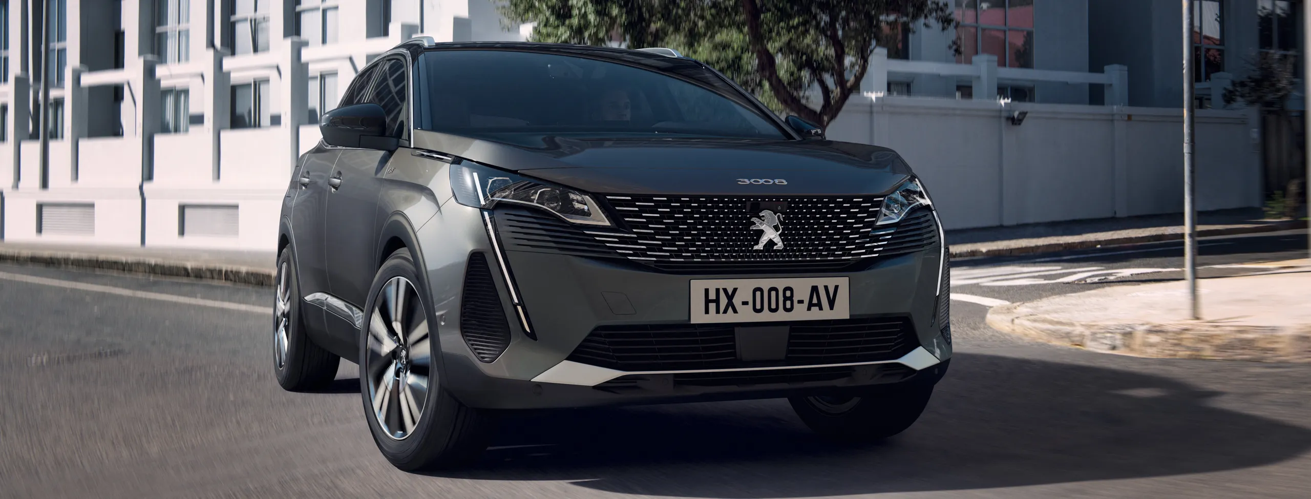 Peugeot 3008 híbrido enchufable de color gris en entorno urbano moderno