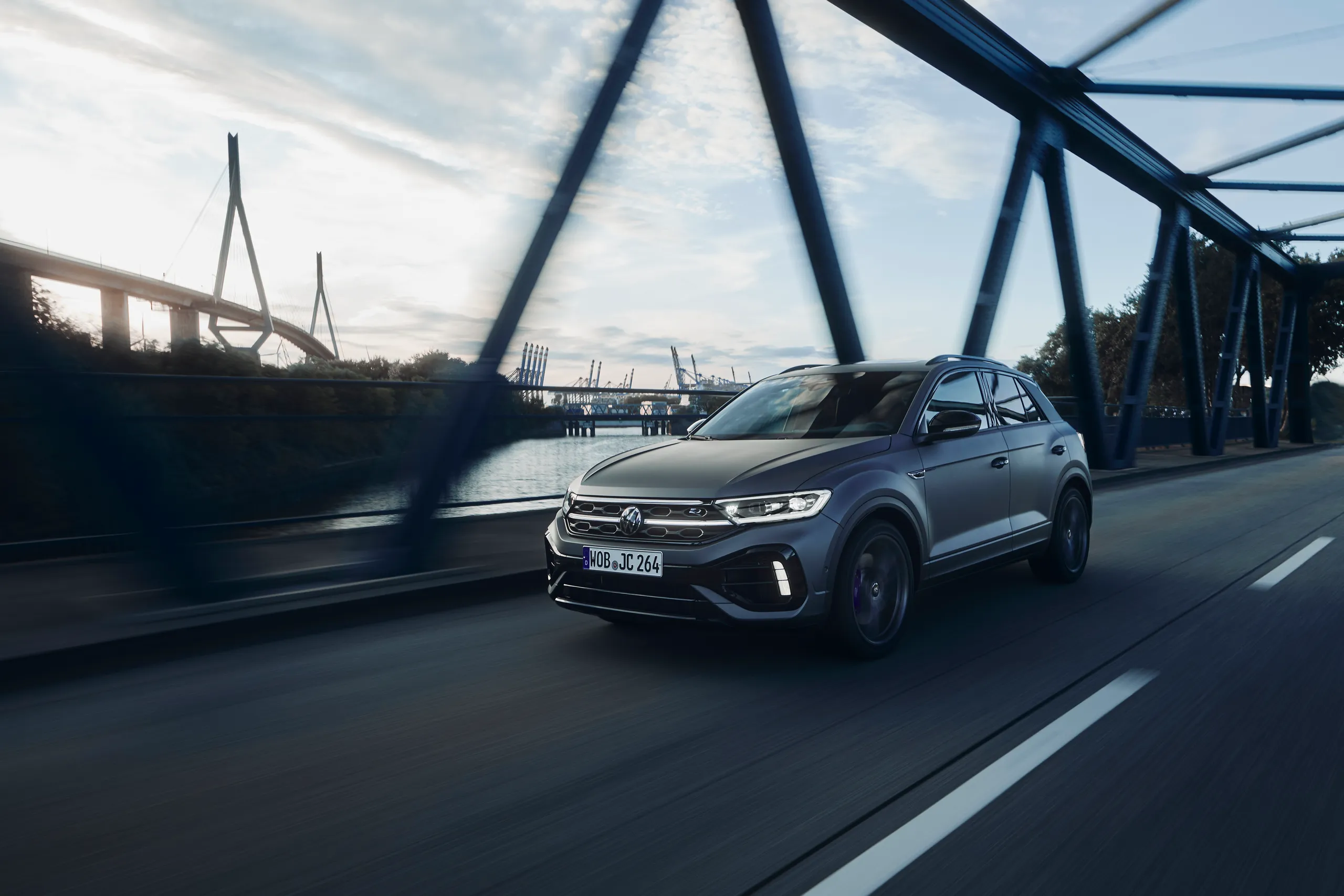 Volkswagen T-Roc diesel gris circulando por autopista bajo puente moderno
