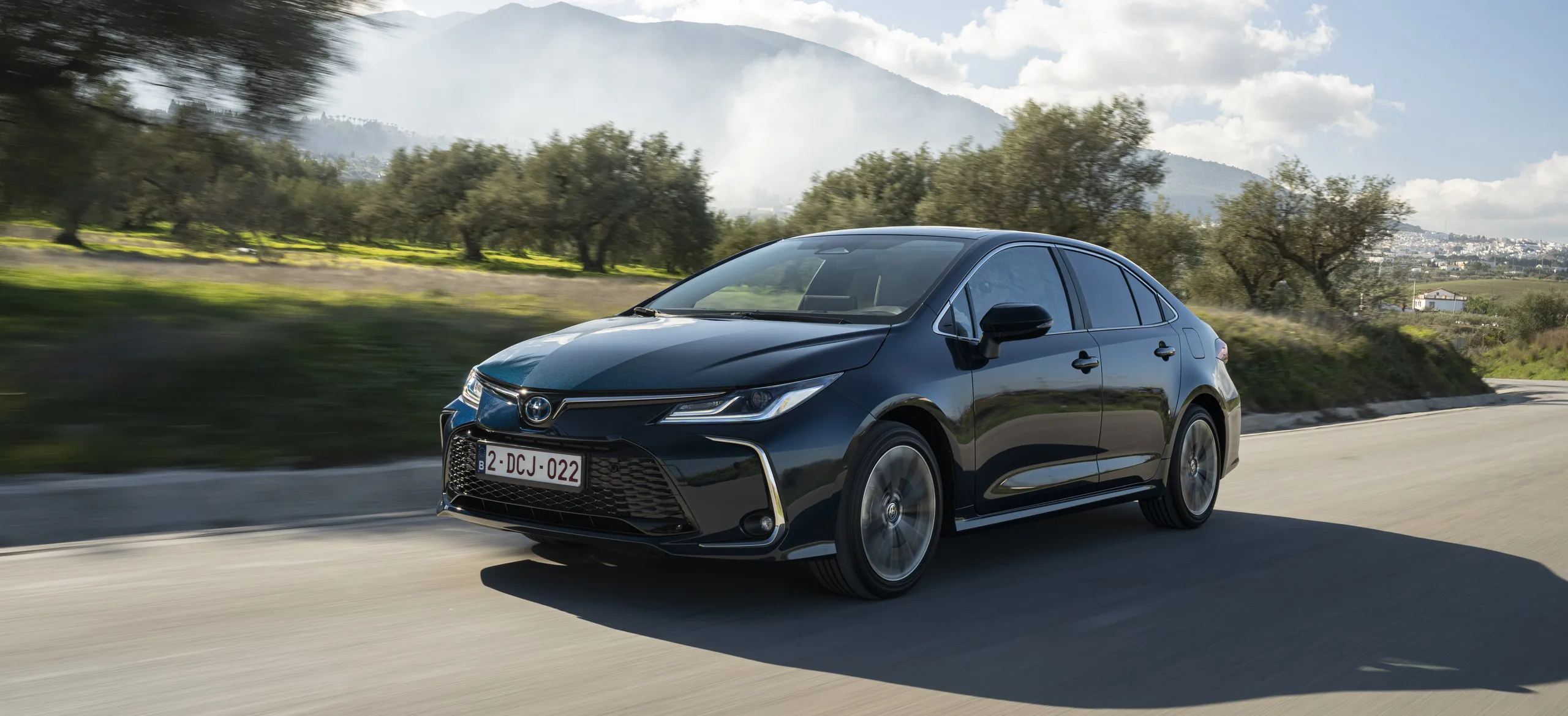 Toyota Corolla híbrido de segunda mano en carretera con montañas