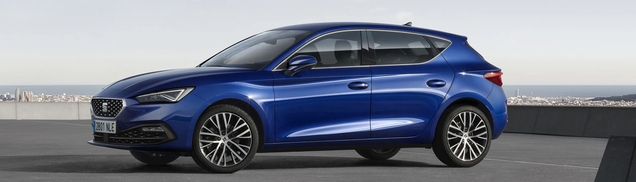 Kia XCeed diésel azul en parking elevado, crossover urbano compacto y versátil