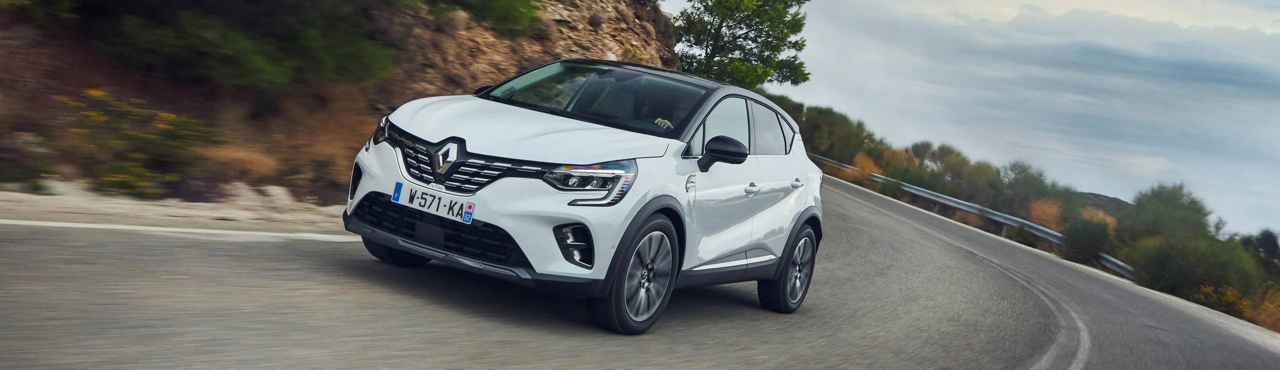 Renault Captur blanco circulando por carretera en curva