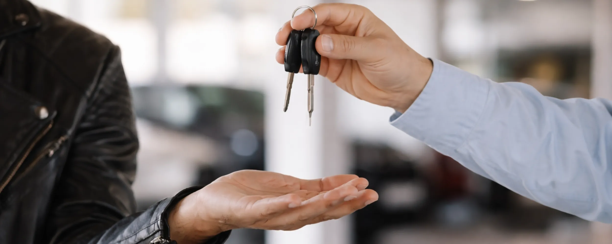 Entrega de llaves de un coche km 0 entre vendedor y comprador