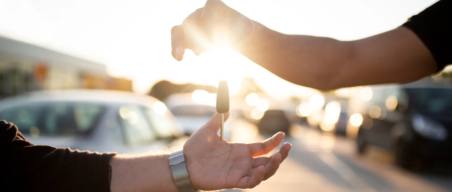 Manos extendidas en gesto de ayuda y apoyo ante una estafa vehicular