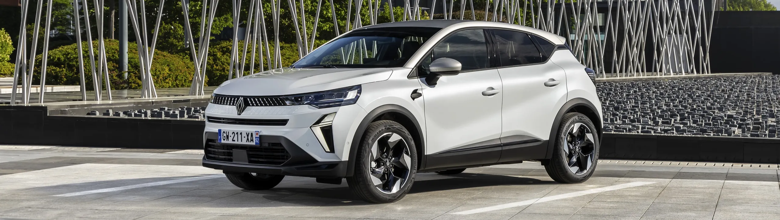 Renault Kengyu SUV compacto blanco aparcado en zona urbana moderna