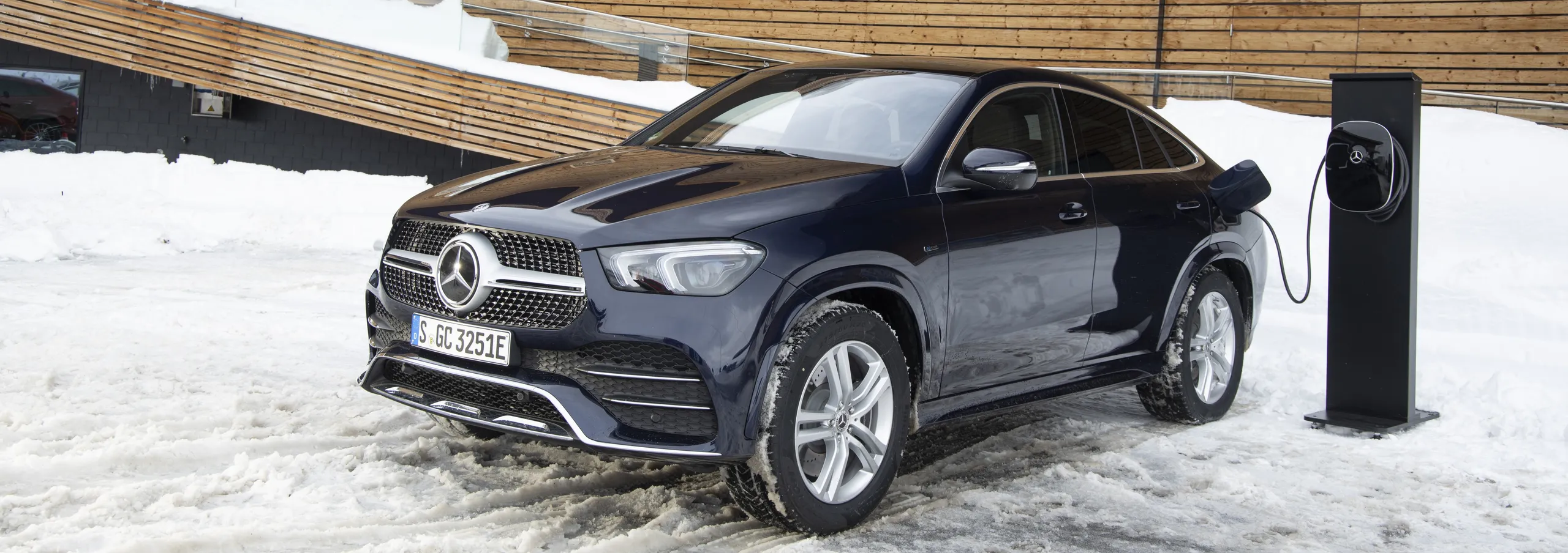 Mercedes-Benz GLE coupé eléctrico cargando en estación de energía