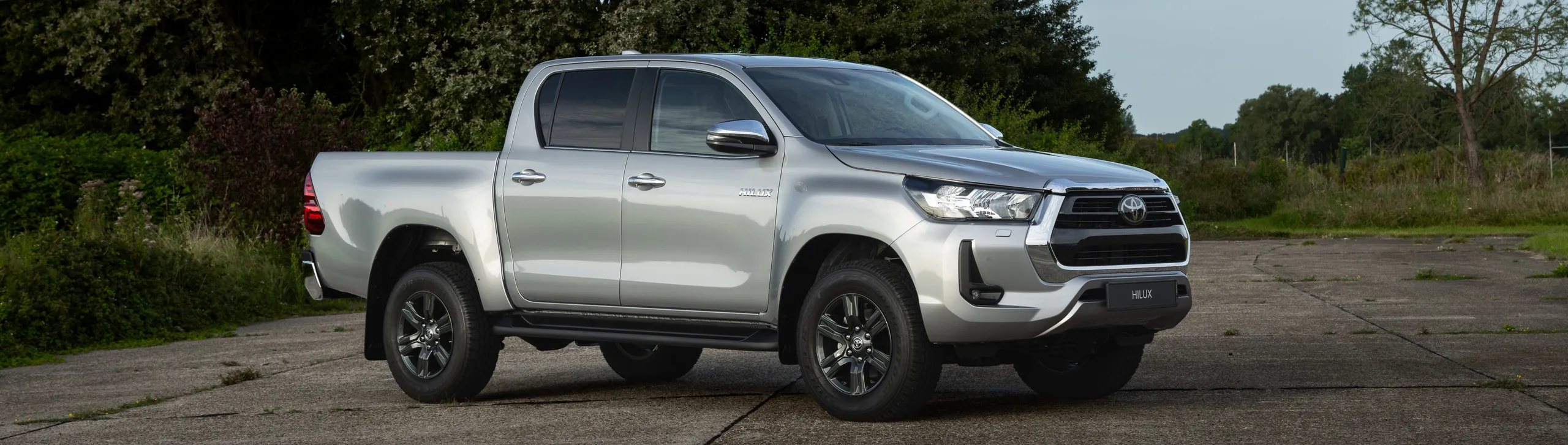Camioneta pick-up blanca de tamaño mediano con capacidad de carga y comodidad