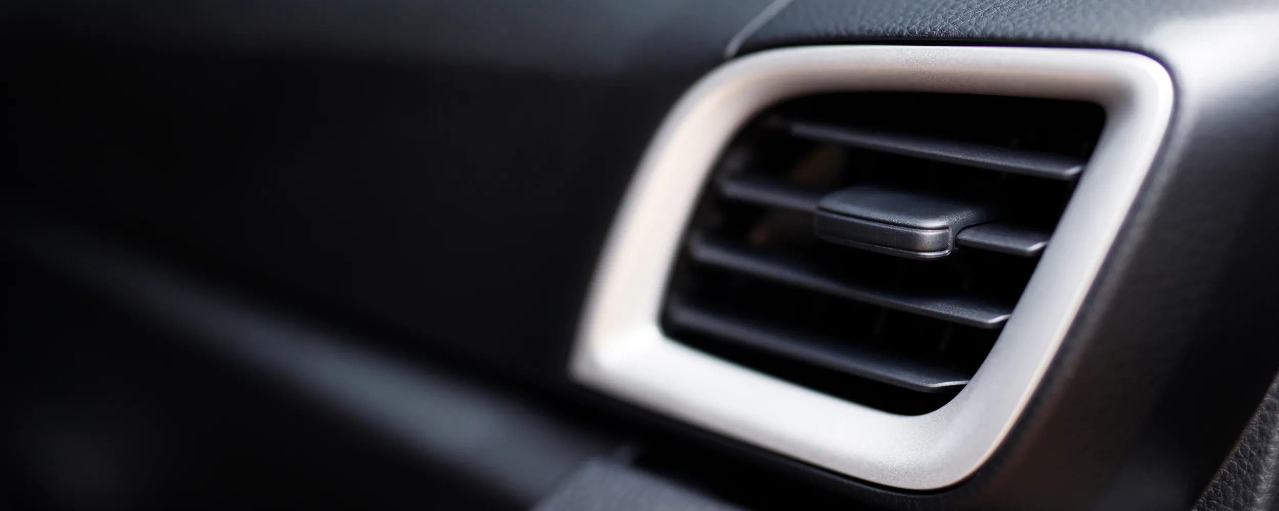 Rejilla de ventilación del aire acondicionado en el interior de un coche