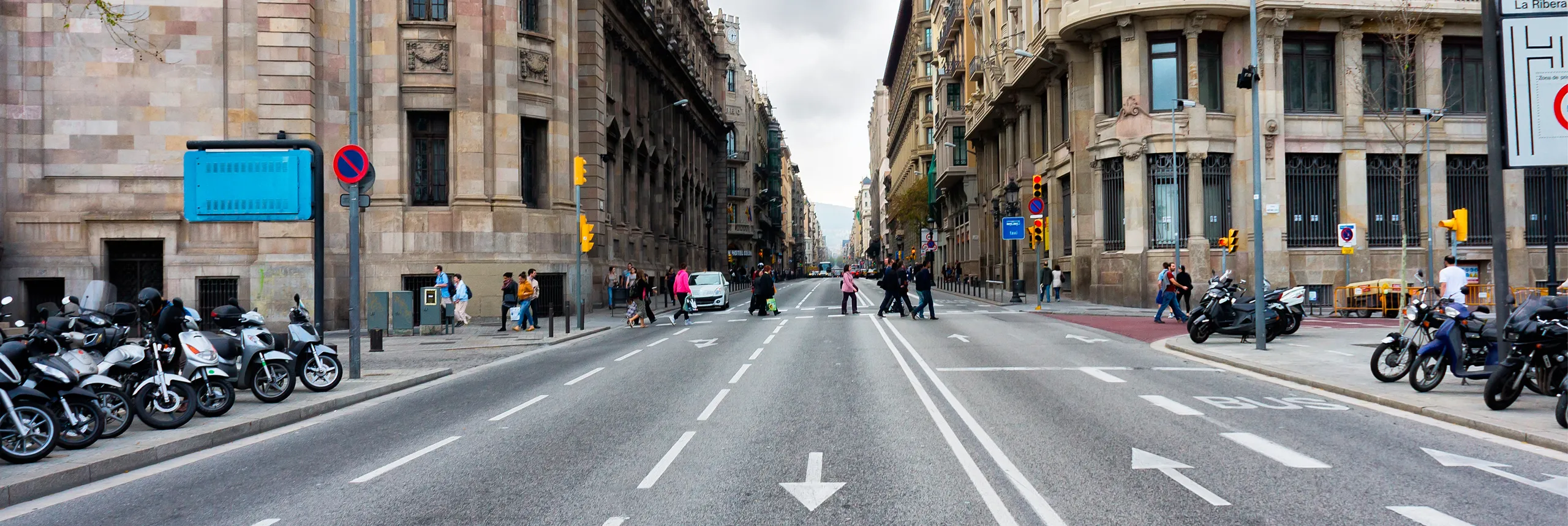 Zona de tráfico restringido en Madrid con vehículos circulando bajo nuevas normativas