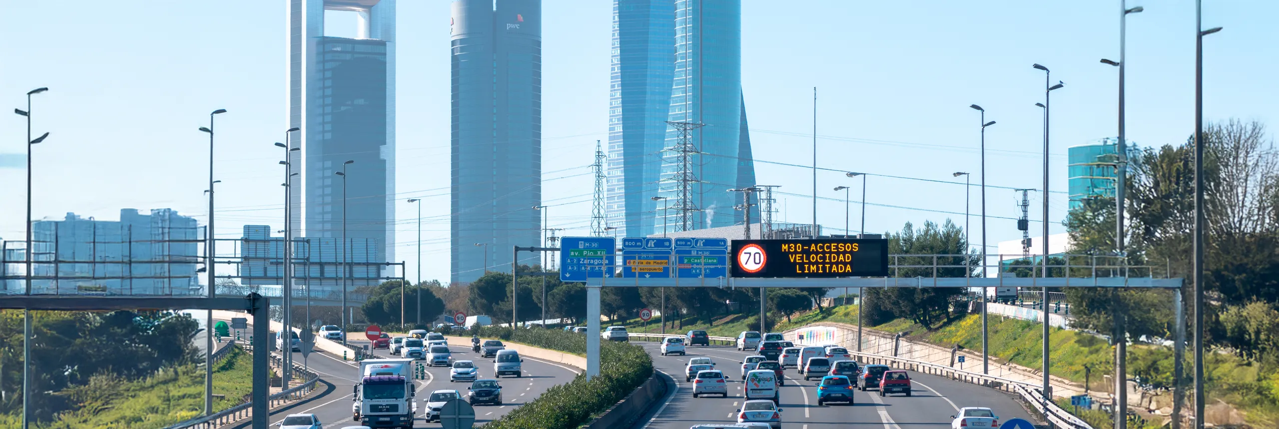 Autopista M-30 en Madrid con señal de velocidad limitada a 70 km/h