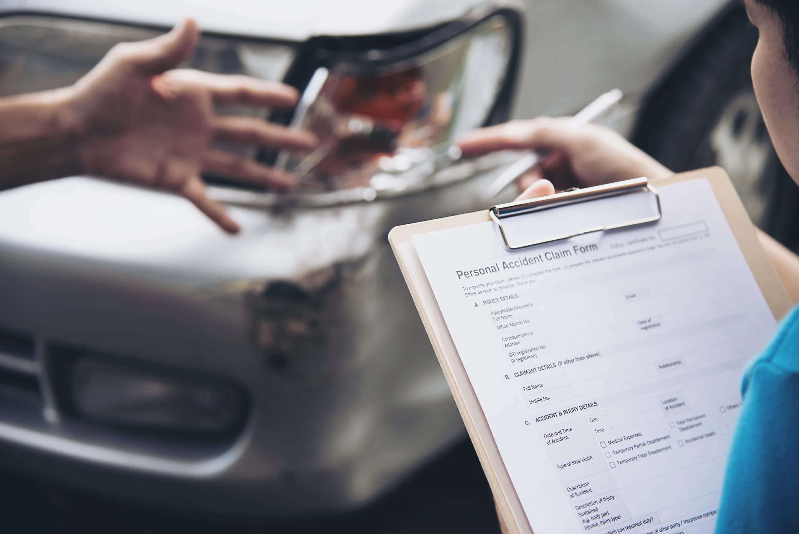 Formulario de reclamación de seguro de coche tras un accidente entre dos vehículos
