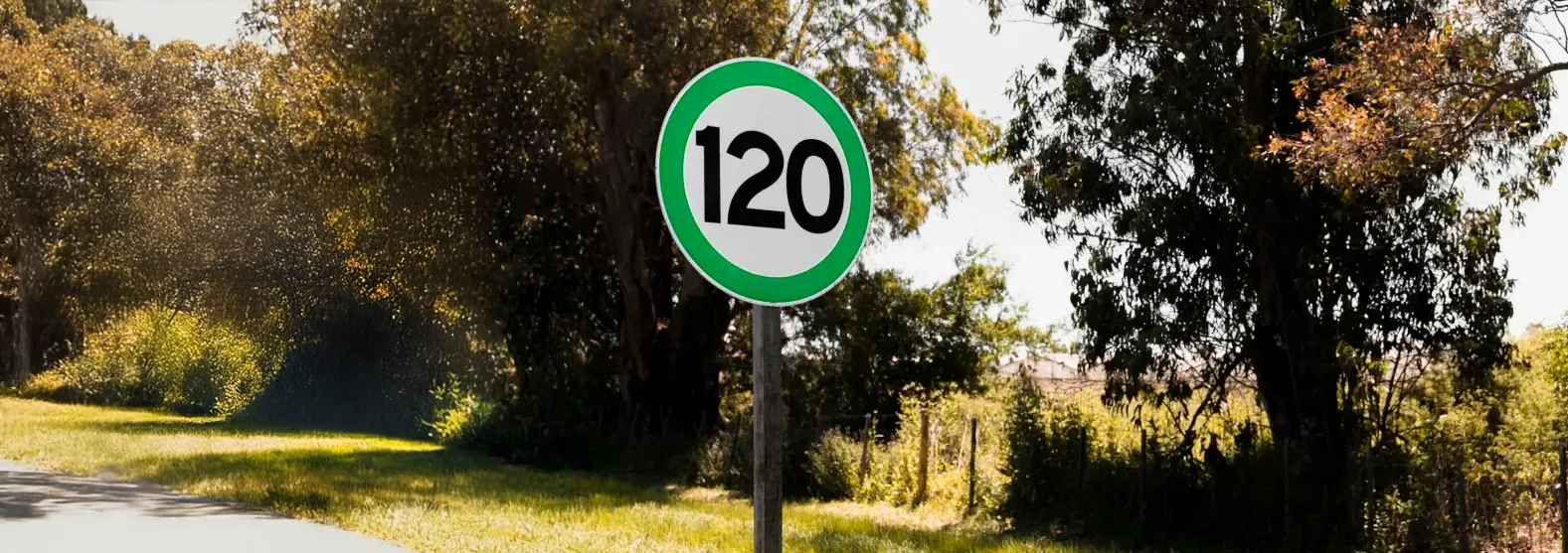 Señal de tráfico circular con borde verde que indica límite de velocidad de 120 km/h