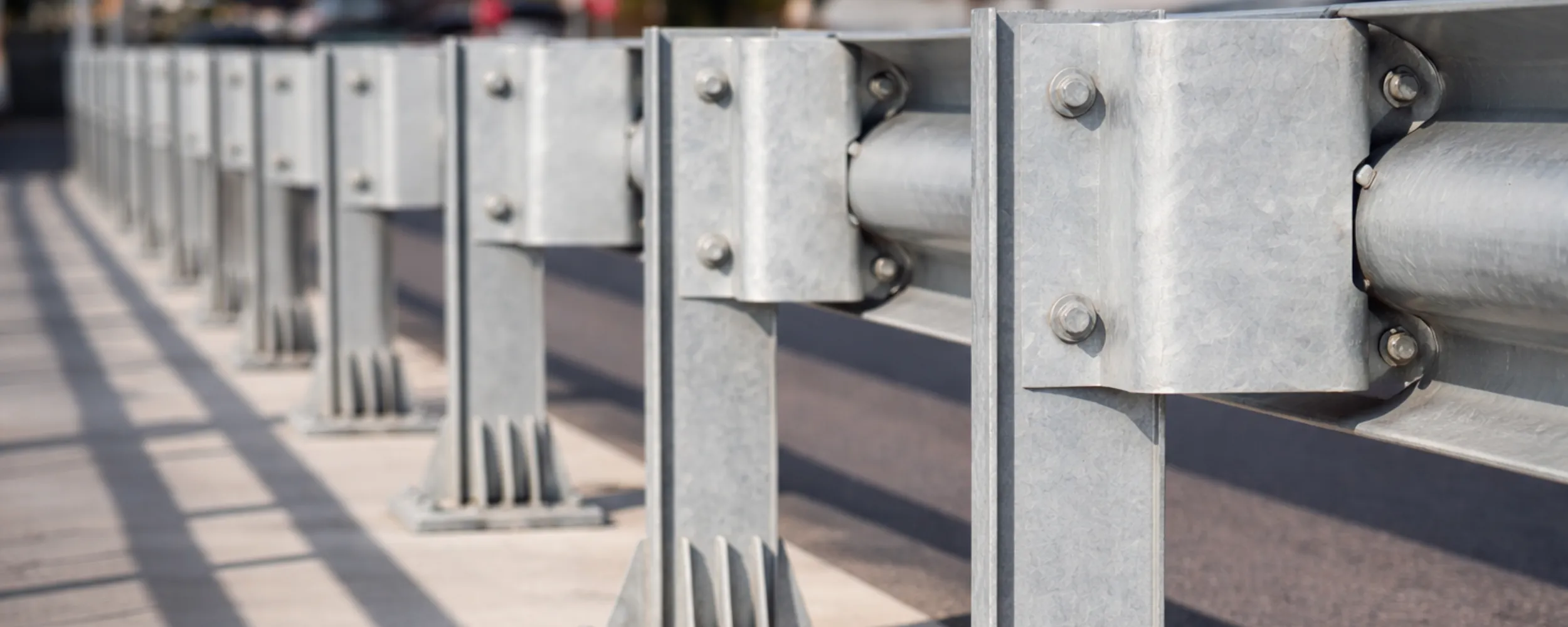 Barrera de balizamiento de hormigón con postes reflectantes alineados en la carretera