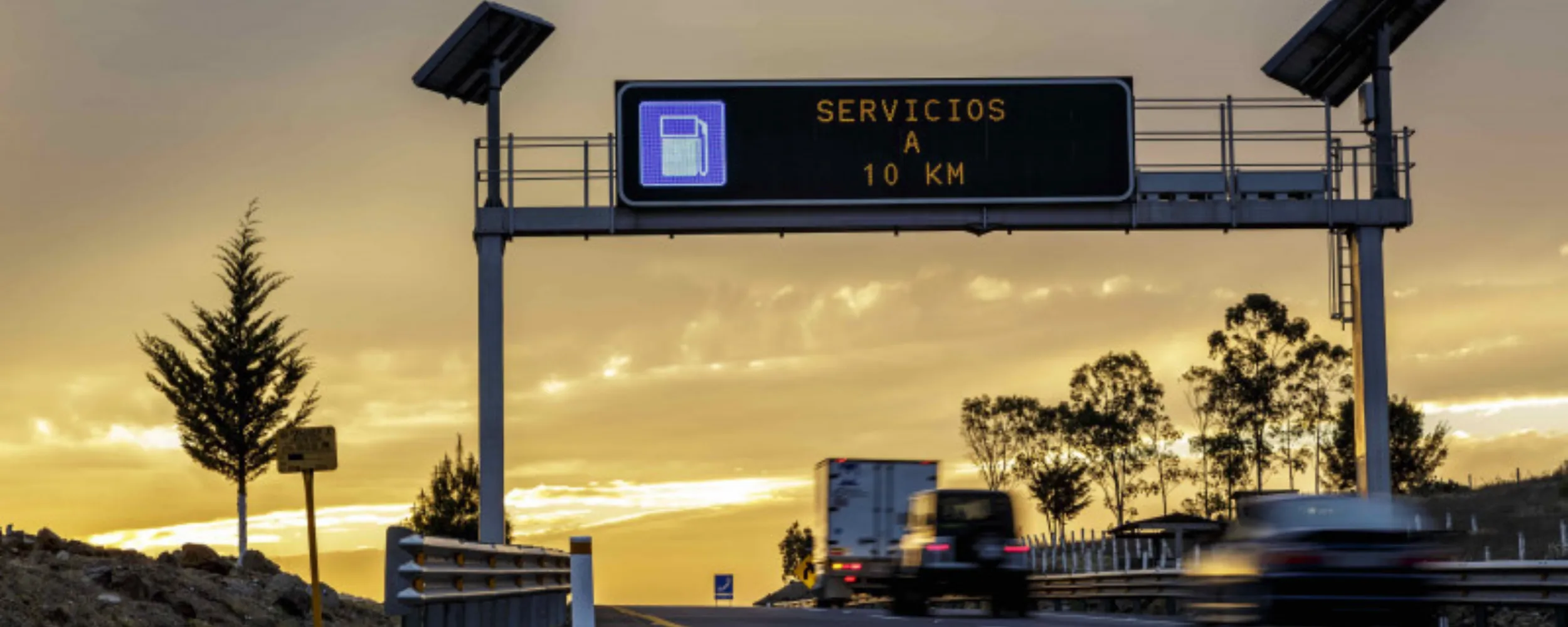 Panel informativo de autopista indicando servicios a 10 km de distancia