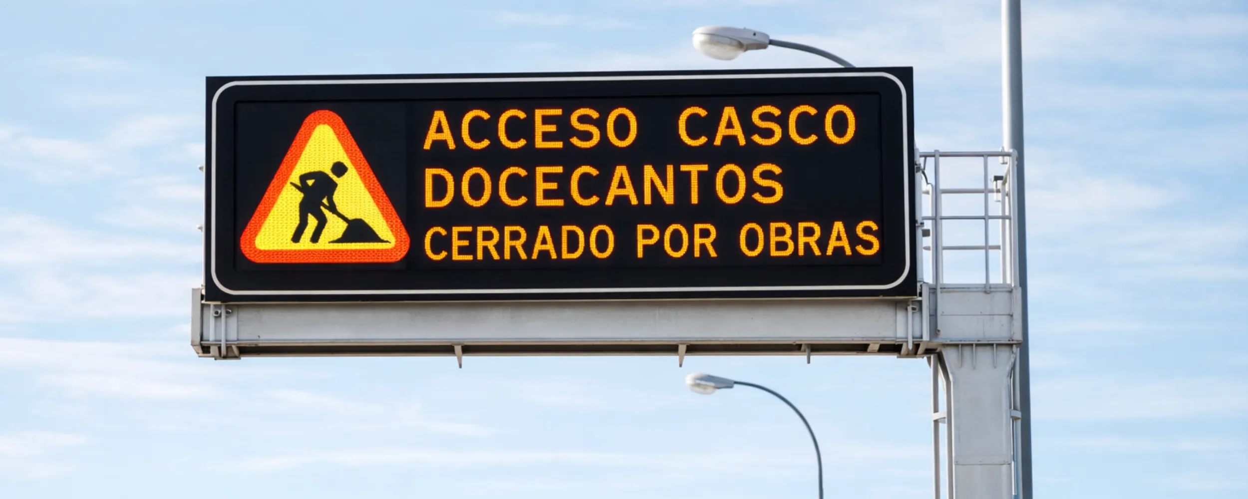 Señal de balizamiento con icono de obras indicando cierre de carril por trabajos