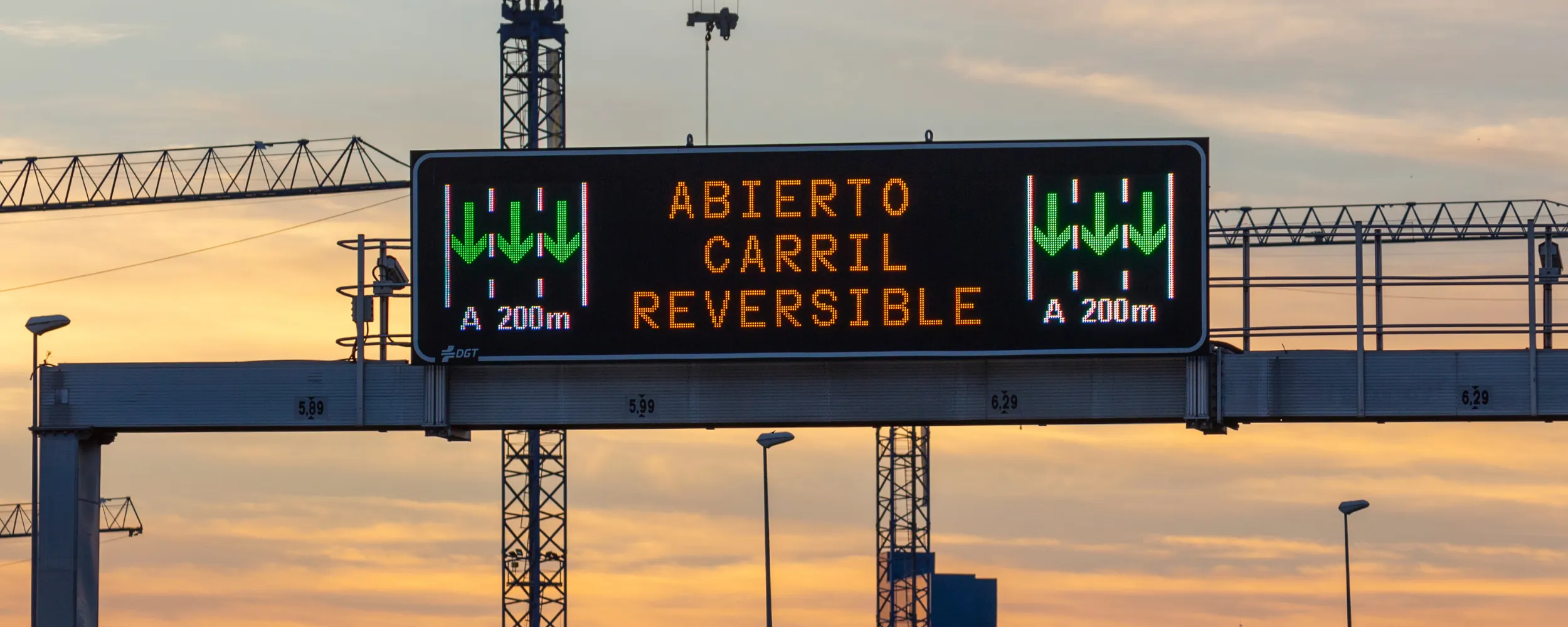 Señal de balizamiento luminosa indicando carril abierto y reversible con advertencia