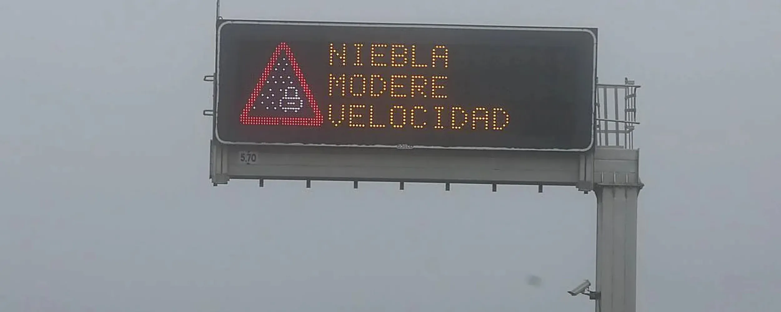 Panel de mensaje variable advirtiendo sobre exceso de velocidad en la carretera