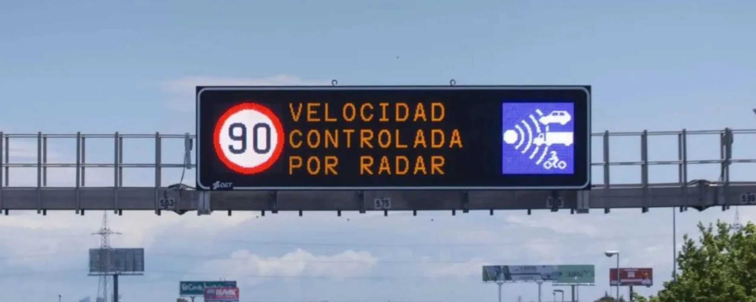 Señal de balizamiento de velocidad controlada por radar en autopista a 90 km/h