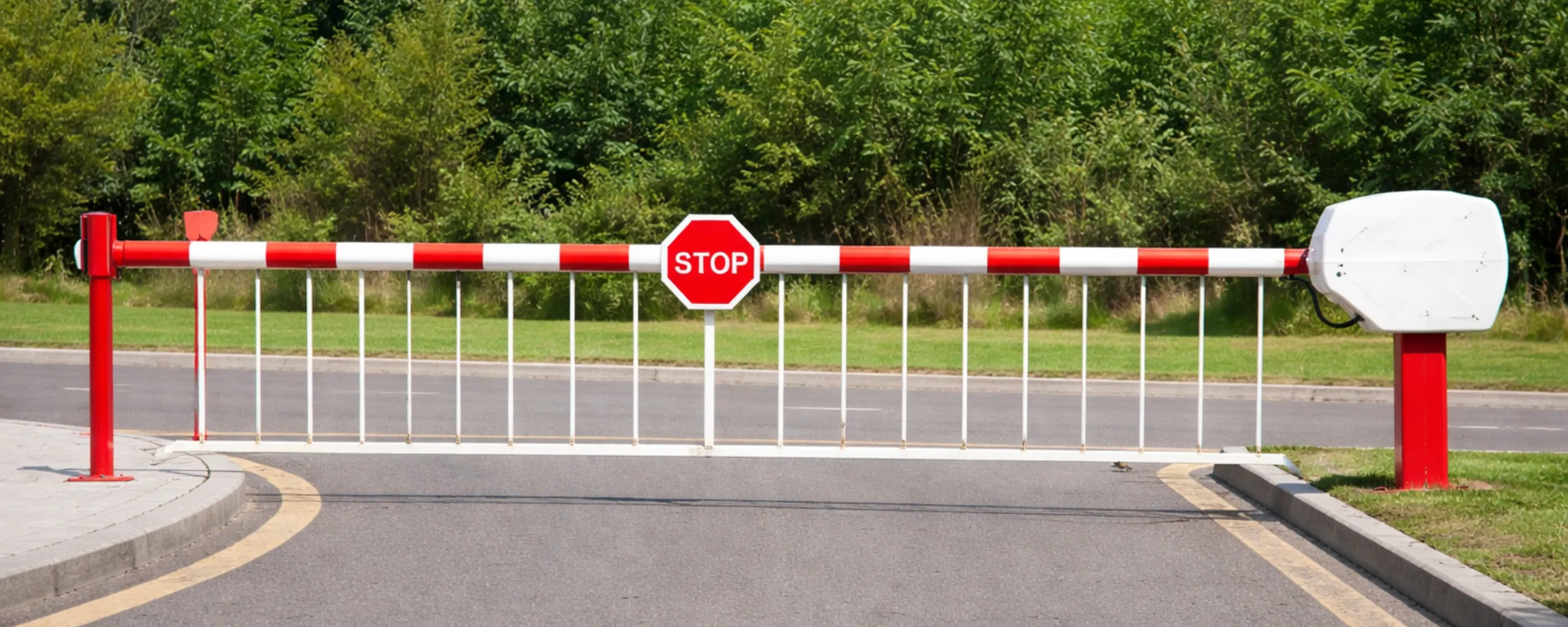 Barrera de balizamiento roja y blanca con señal de stop en acceso controlado