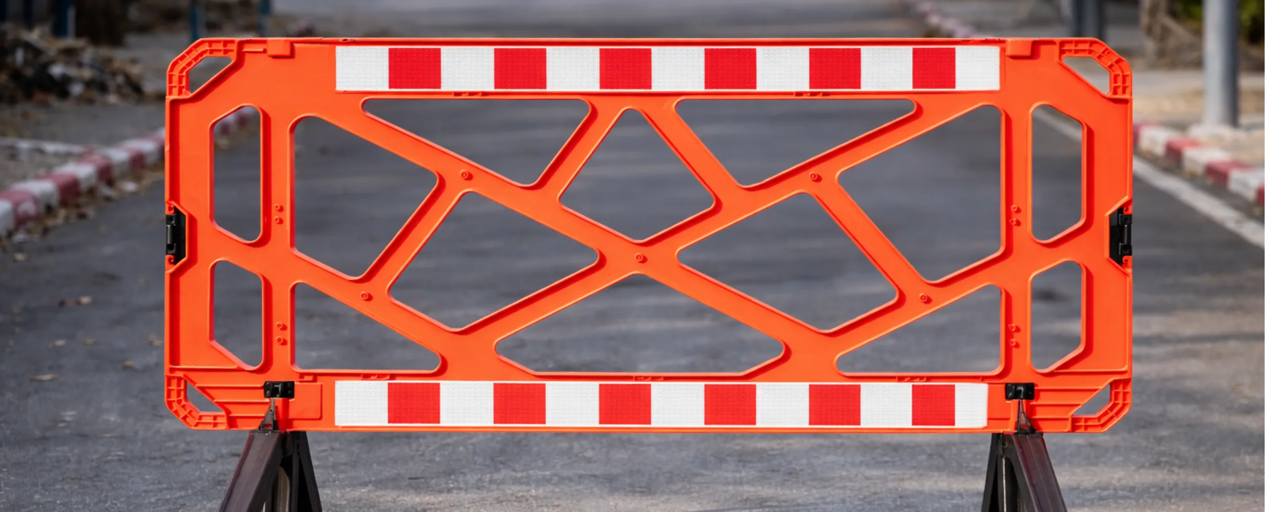Panel de balizamiento rojo y blanco con flechas direccionales para control de tráfico