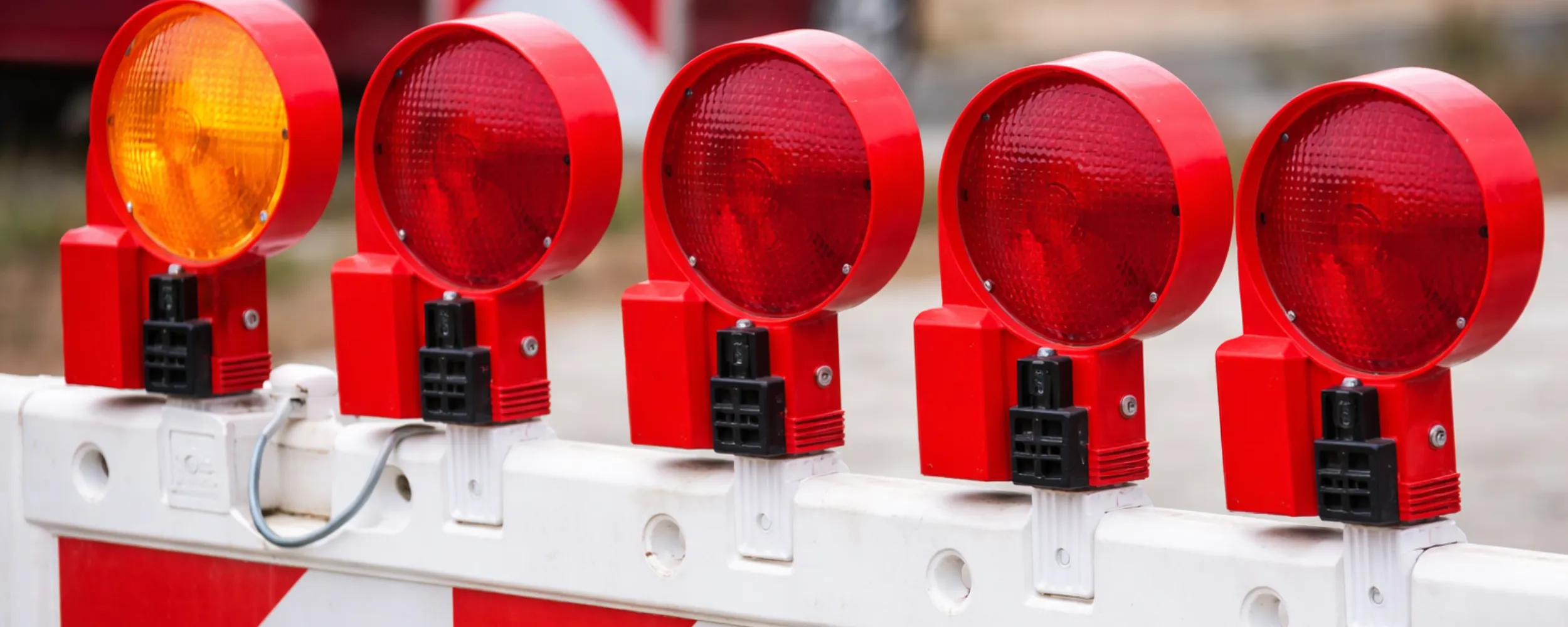 Cinco luces de balizamiento rojas y amarillas sobre base blanca en línea