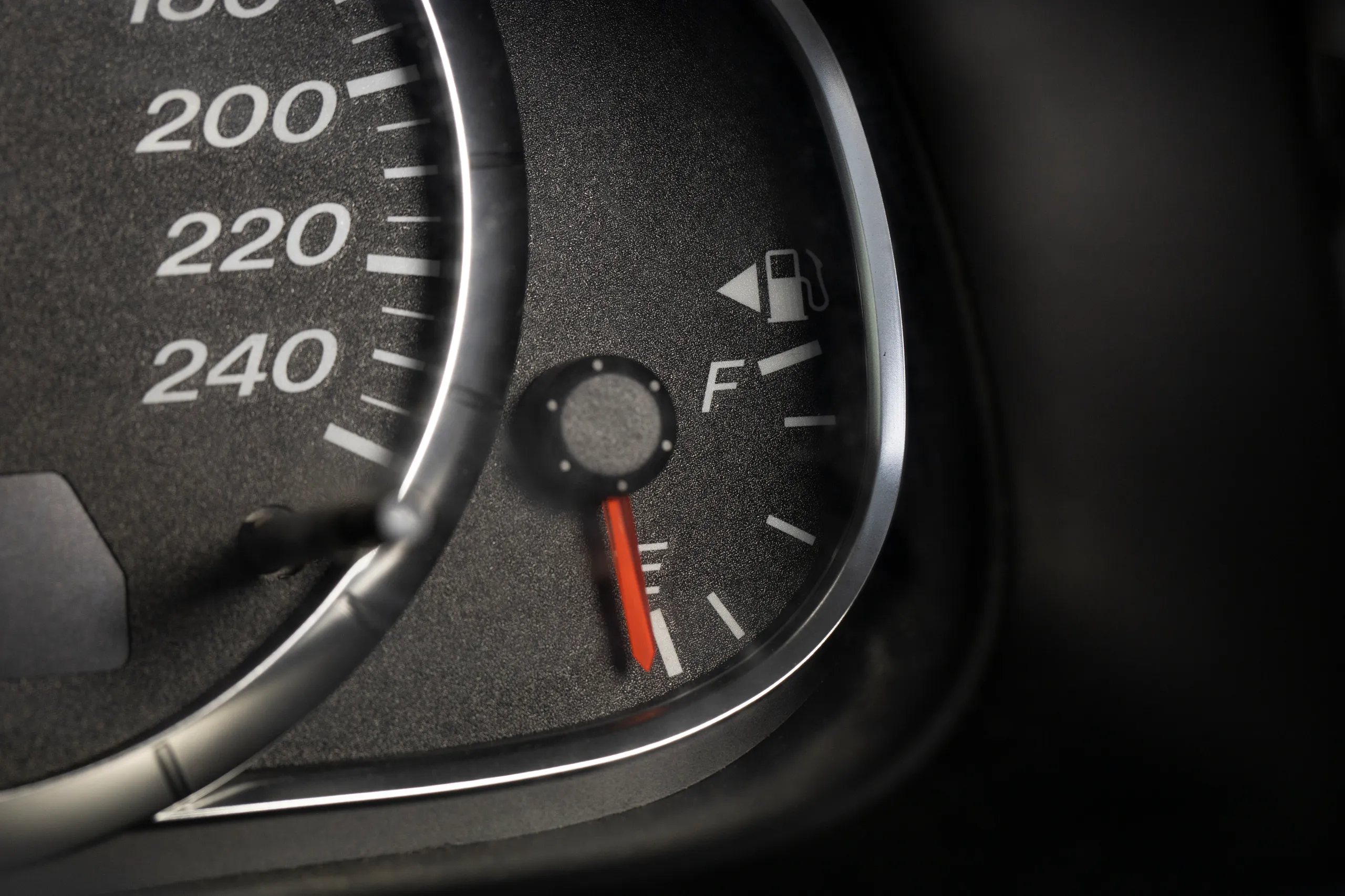 Indicador de combustible en el salpicadero de un coche mostrando el depósito vacío