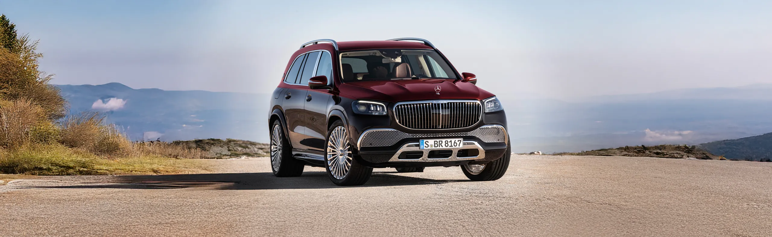 Mercedes-Benz GLS rojo en paisaje montañoso mostrando su diseño robusto