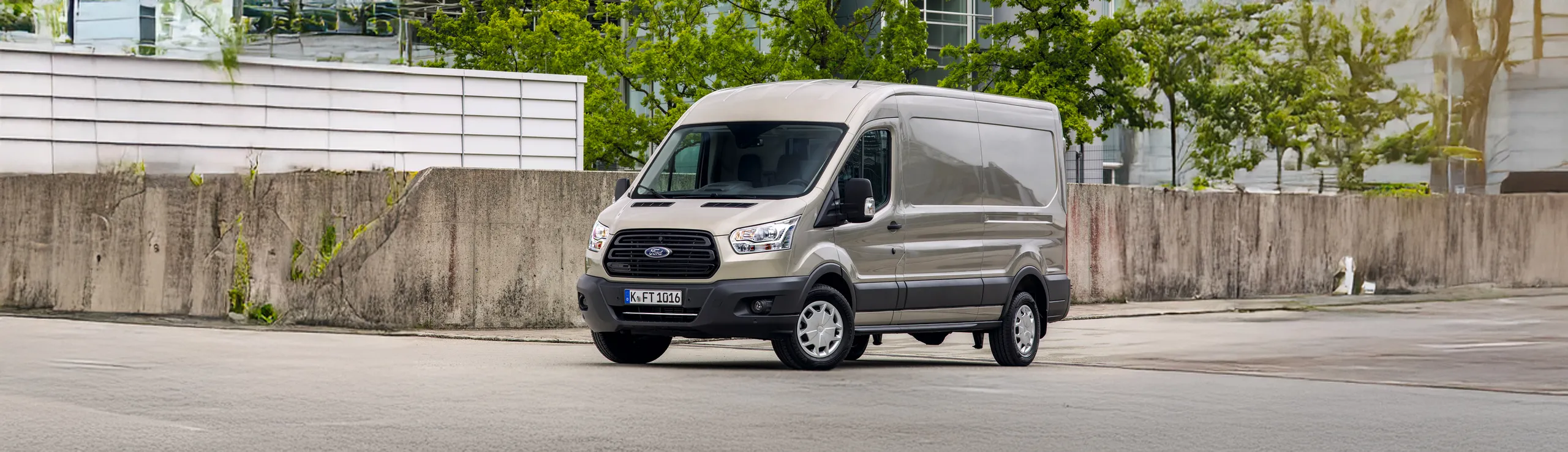 Ford Transit Custom blanca de lado en zona urbana