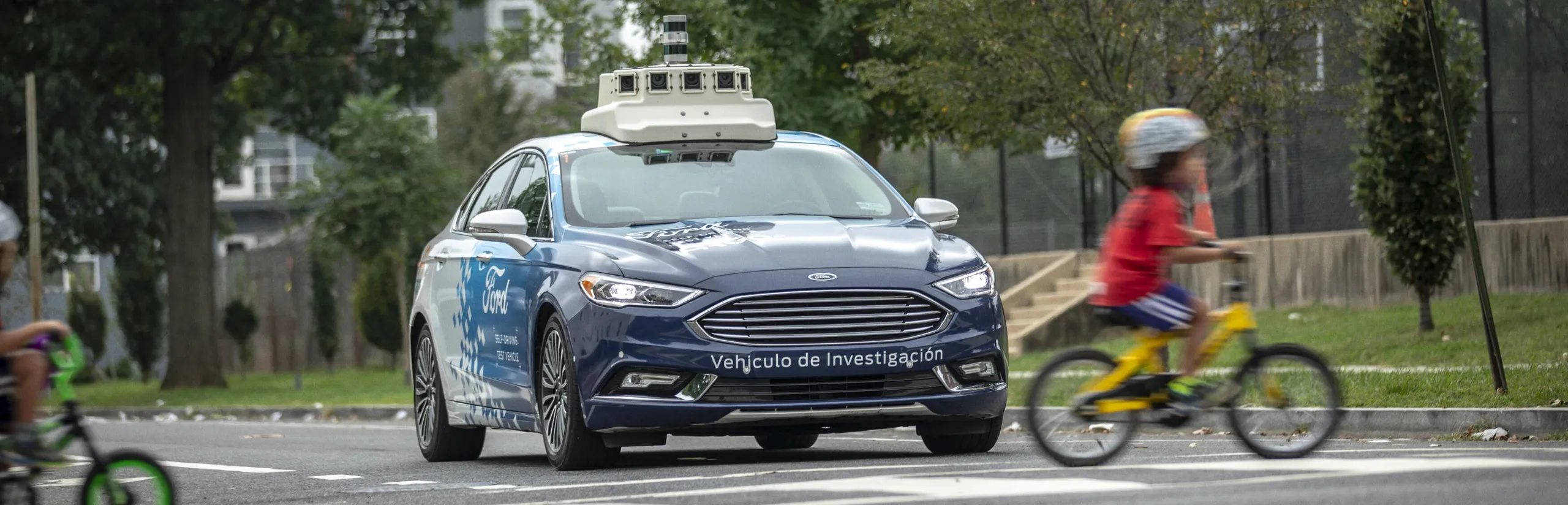 Vehículo de investigación autónomo Ford en calle con ciclistas
