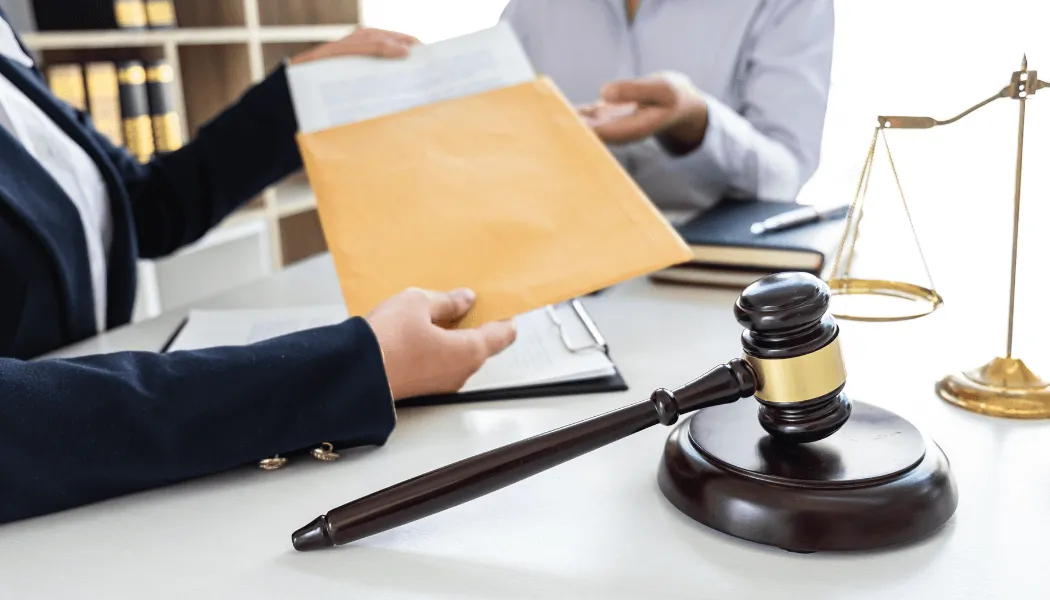 Abogados revisando documentación legal para trámites de herencia vehicular