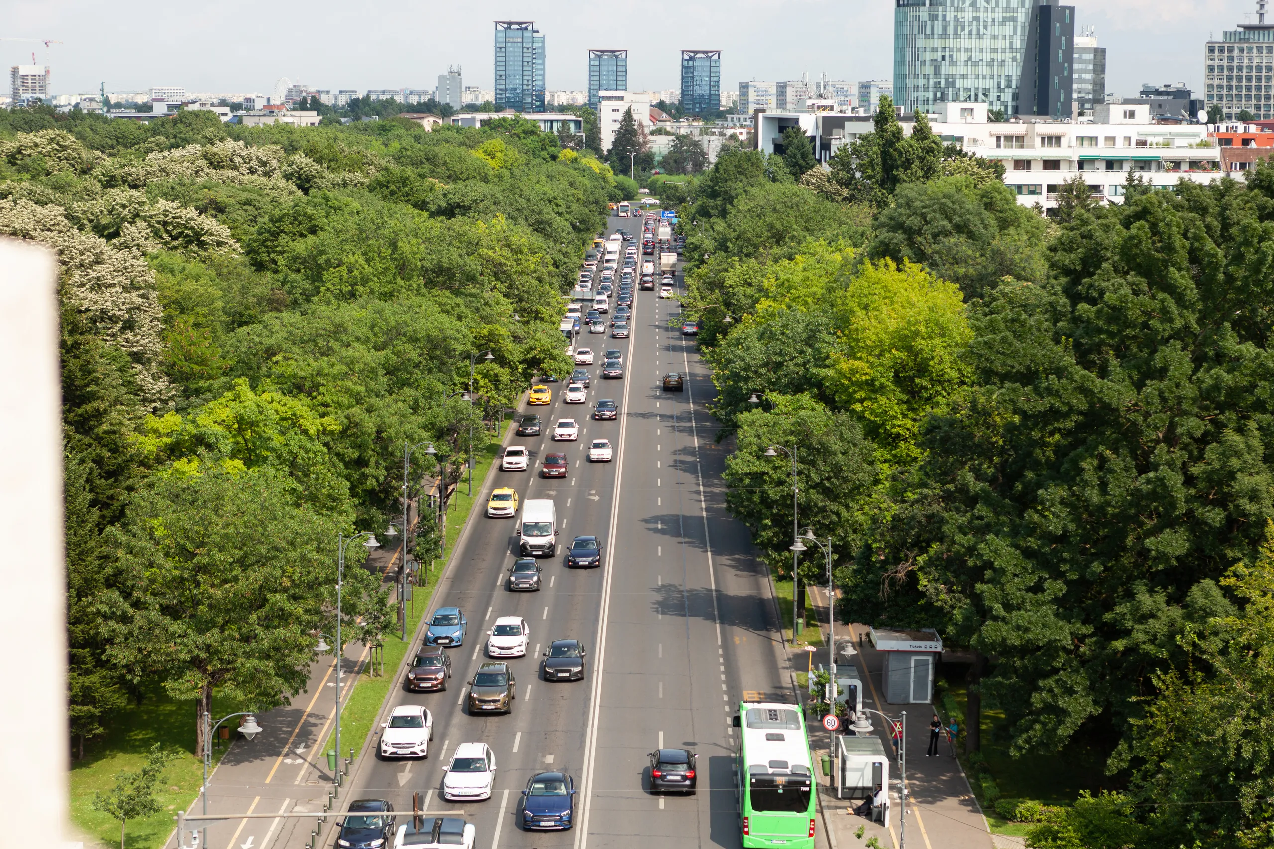 Vía urbana con tráfico denso de vehículos con diferentes etiquetas medioambientales