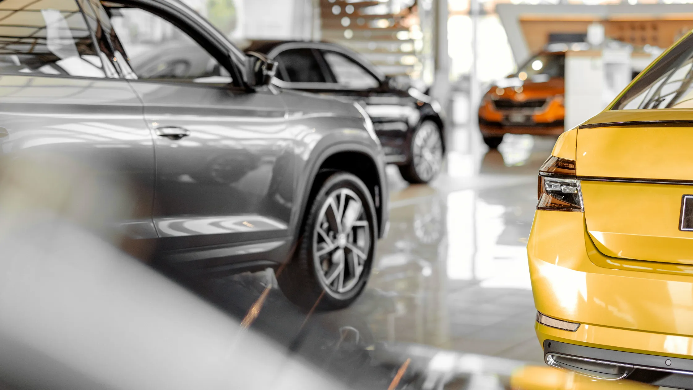 Concesionario con varios coches de ocasión alineados para la venta