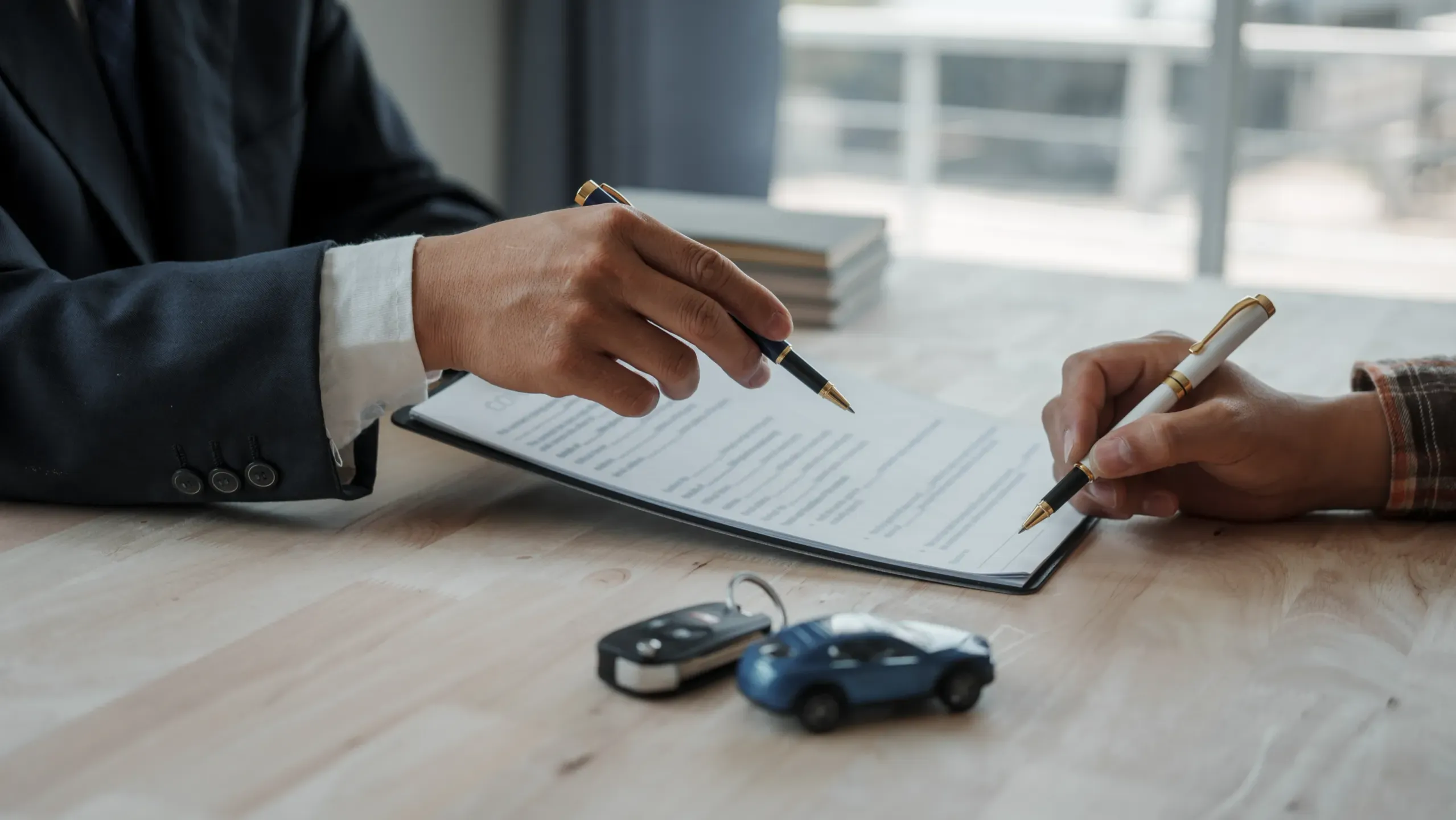 Comprador y vendedor firman contrato de venta de vehículo con documentación