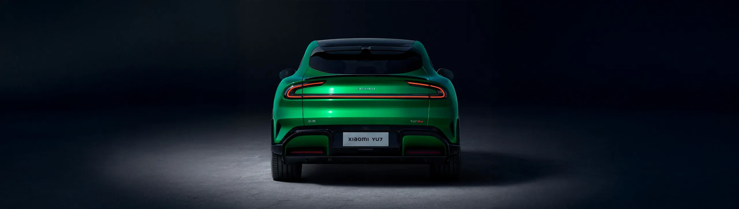 Xiaomi YU7 verde eléctrico visto de atrás con luces LED encendidas