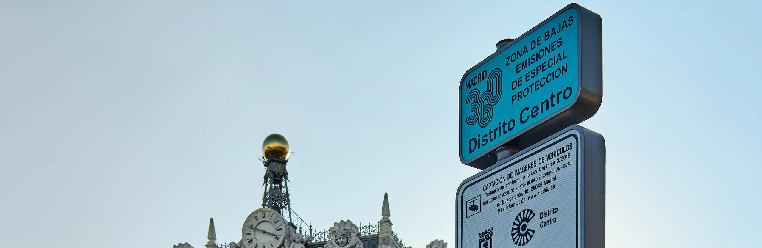 Señal de la ZBE Madrid 360 en el Distrito Centro con edificios históricos