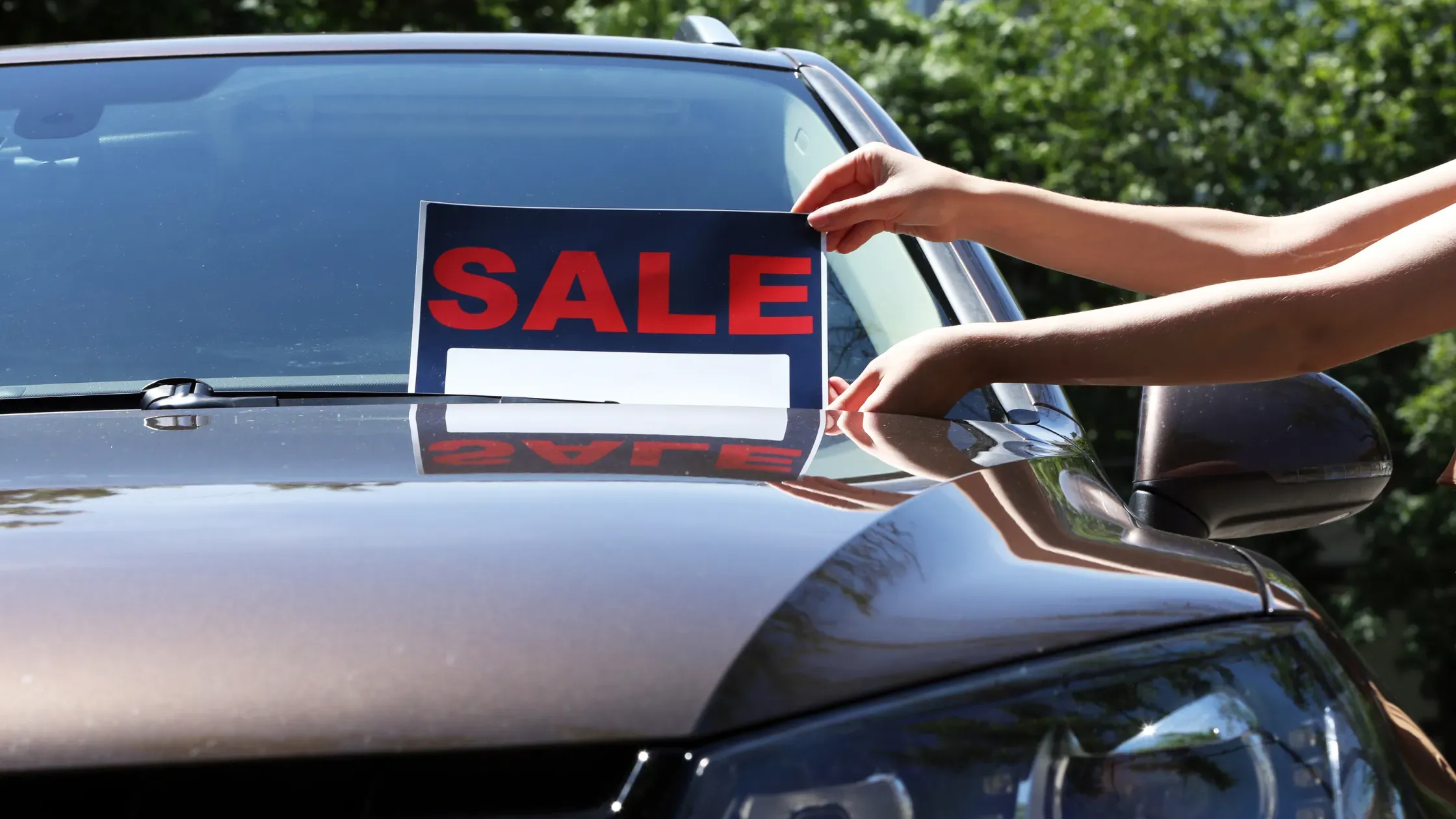 ¿Puedo poner un cartel de “Se vende” en mi coche sin que me multen?