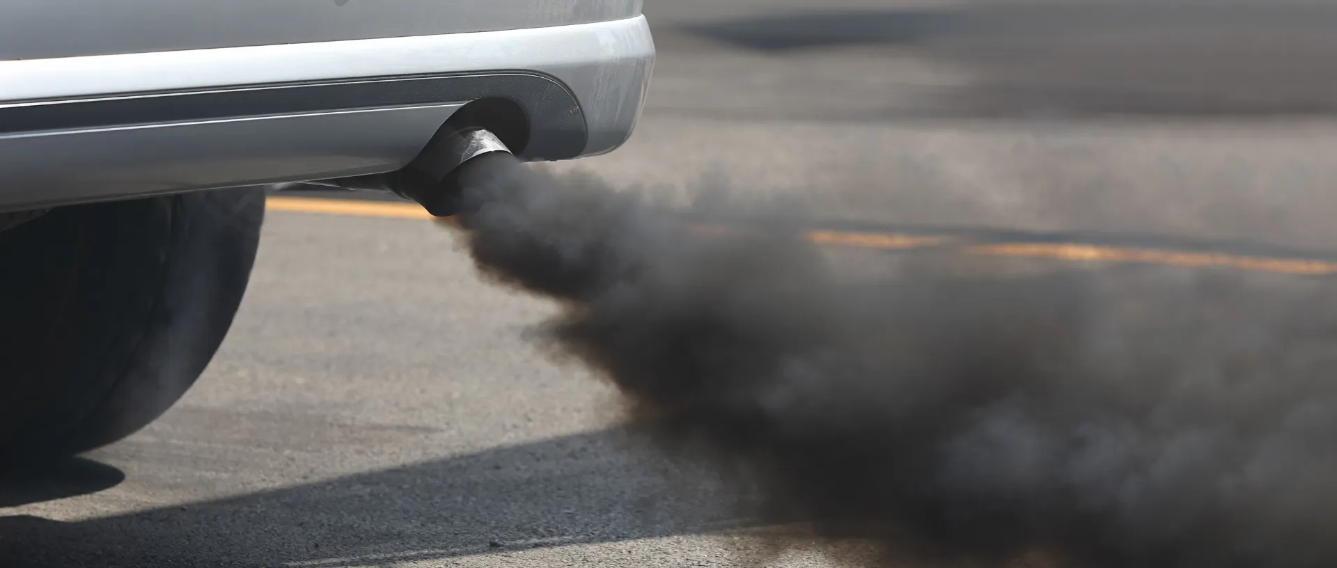 Por qué sale humo negro del tubo de escape del coche
