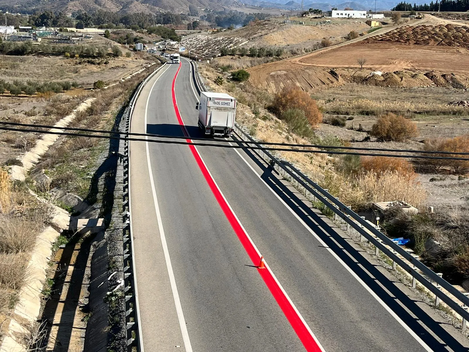 ¿Qué significa la línea roja en la carretera?