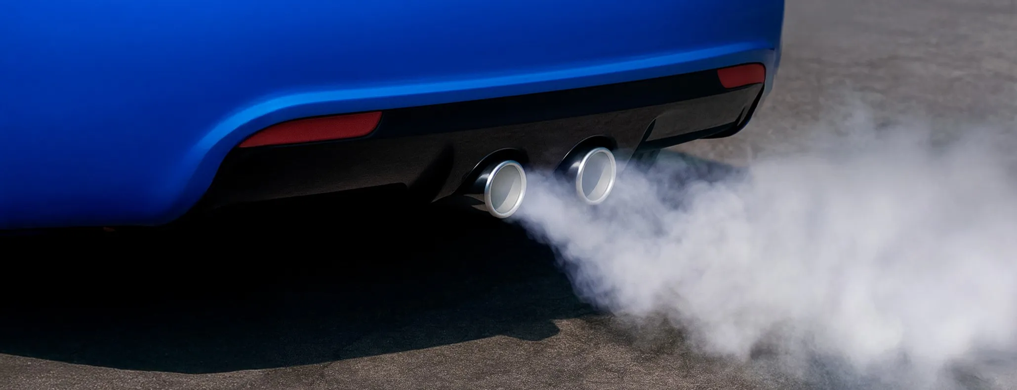 Por qué sale humo azul del tubo de escape de mi coche